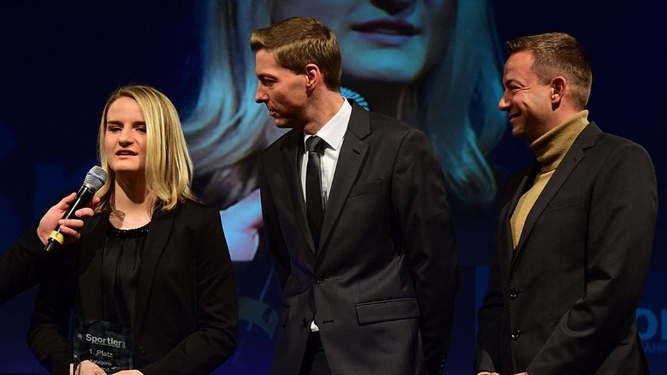 Jugendsiegerin Lisa Schöppl bekam Glückwünsche von Sponsorenvertreter Martin Gottschalk (Mitte) und ihrem Laudator Felix Walchshöfer. Foto: Lex