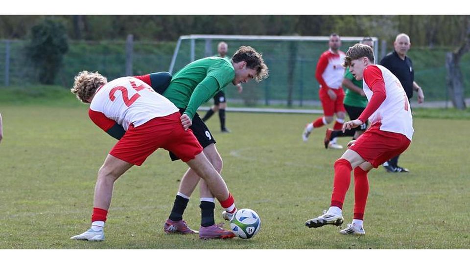 Im jüngsten direkten Vergleich siegte Normannia Pfiffligheim (in Grün) mit 4:1 über die SG RWO Alzey/Lonsheim. Im Bild: Steve Weinmann sowie Lennox Gauch (l.) und Pascal Dietrich (r.). Foto: Christine Dirigo / pakalski-press - Archiv