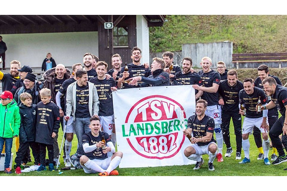 Die Spieler des TSV Landsberg haben beim SV Egg an der Günz gewonnen und damit den Wiederaufstieg in die Bayernliga vorzeitig geschafft. Anschließend wurde ausgiebig gefeiert.	F.: Siegfried Rebhan