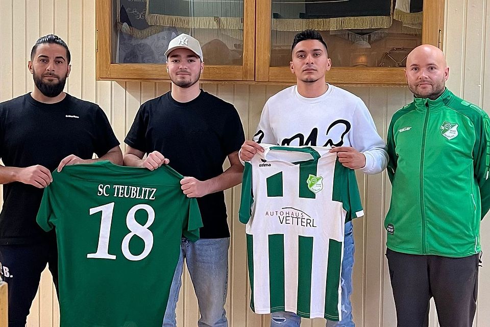 Abteilungsleiter Sebastian Volz (r.) begrüßt die Berisha-Brüder Arton, Bajram Berisha und Leotrim (v.l.) beim Sportclub.