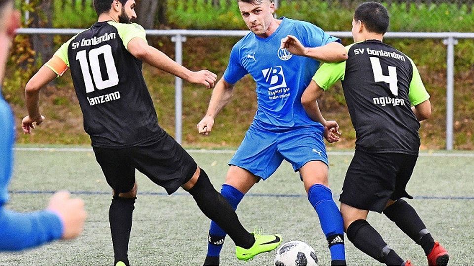 Doppelpacker: mit seinen beiden Treffern hatte Dacian Burz (Mitte) maßgeblichen Anteil am deutlichen Plieninger Auswärtserfolg. Foto: Archiv Günter Bergmann