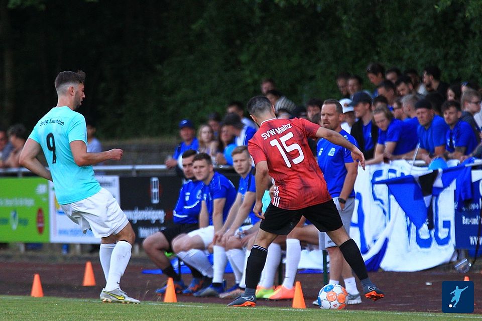 Vor einer Kulisse von 350 Zuschauern setzte sich der SVW Mainz II im Elfmeterschießen gegen die Spvgg. Essenheim (blau).