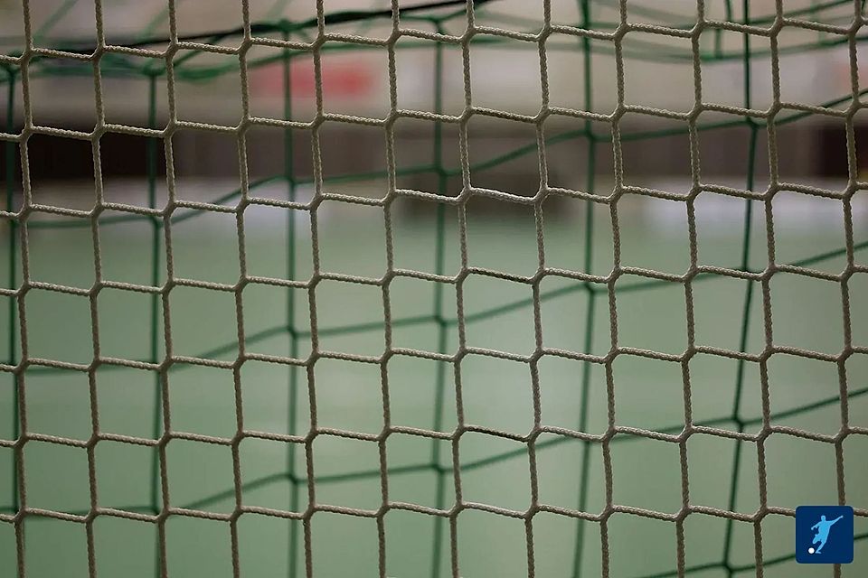 Vier Tage lang zappelt das Netz beim Hallenfußball-Turnier der Schiedsrichtervereinigung Alzey-Worms. Fast alle namhaften Mannschaften mischen mit.      Symbolfoto: Markus Becker