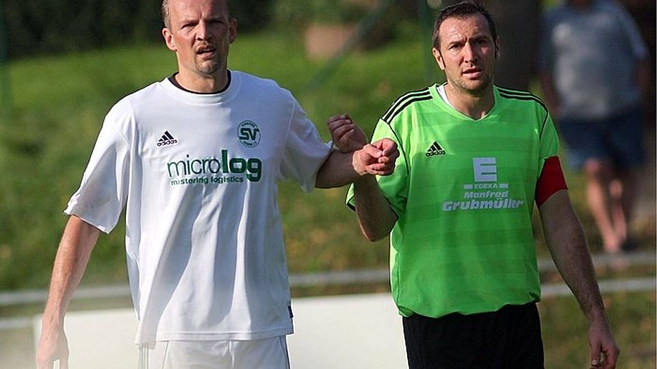 Der Kapitän der SVA-Reserve geht immer mit vollem Einsatz voran  : Rupert Schriefer (re.)          Foto : Michael Wagner