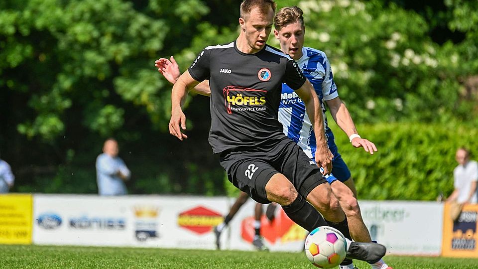 Ralf Godlevski von den Gästen kann Felix Grafen den Ball abjagen.