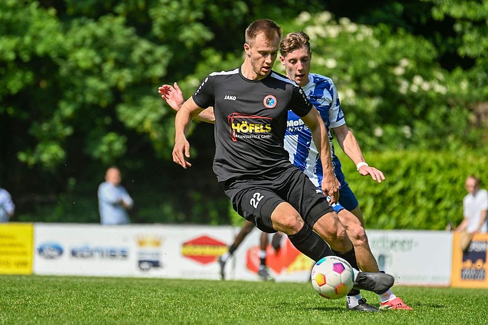 Ralf Godlevski von den Gästen kann Felix Grafen den Ball abjagen. Ralf Godlevski von den Gästen kann Felix Grafen den Ball abjagen.
