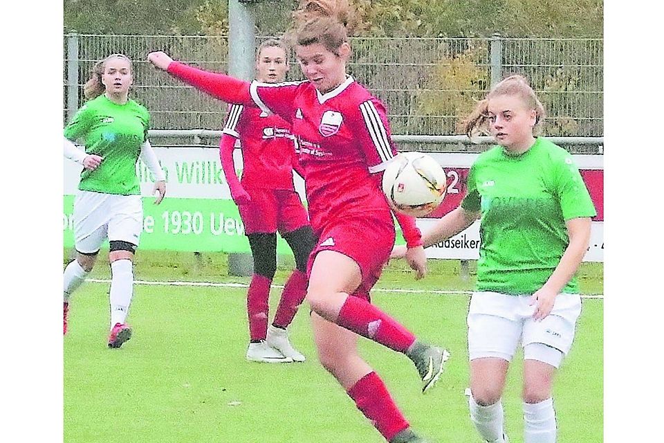 Sabrina Helmgens (rotes Trikot) ist eher am Ball als Uevekovens Joanna Herrmann, die später das 1:0 erzielte.