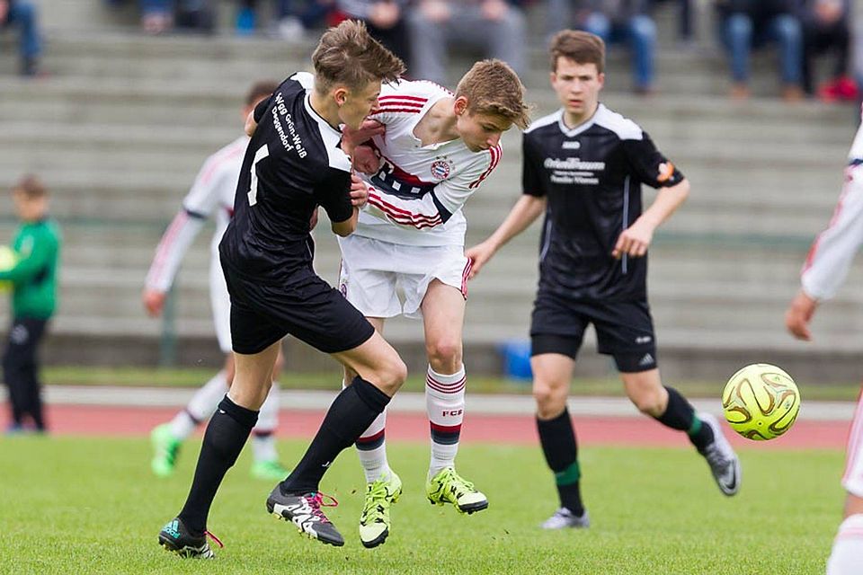 Im Jugendbereich werden die SpVgg Grün-Weiß Deggendorf (in schwarz) und der FC Bayern München künftig zusammenarbeiten. F: Becherer