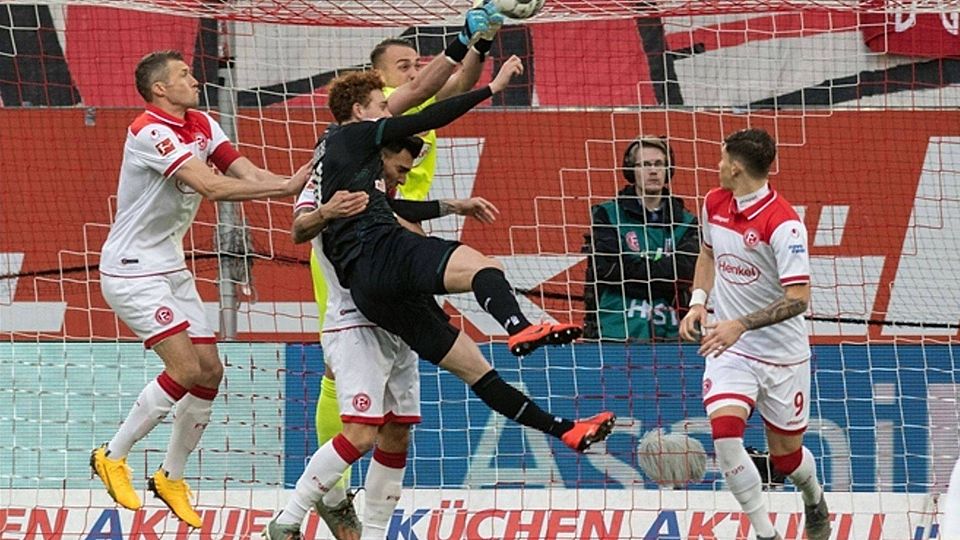 Florian Kastenmeier (Mitte) hatte sich sein Bundesliga-Debüt anders vorgestellt. Foto: dpa