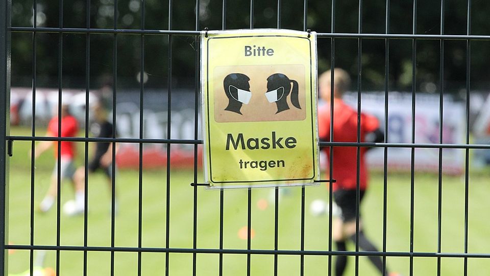 Auf den bayerischen Fußballplätzen gilt weiterhin die 2G-Regelung samt Maskenpflicht.