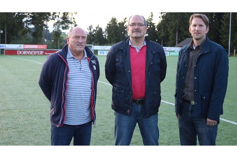 Andreas Grub stellte der Mannschaft den neuen Chefcoach Andreas Nowak und Co-Trainer Jürgen Bäumener (von rechts) vor. Foto: leem