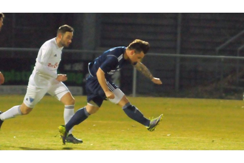 Was Schwabach (blaue Trikots) auch versuchte, am Ende nahm Bruck die Punkte mit. F: Gerner Was Schwabach (blaue Trikots) auch versuchte, am Ende nahm Bruck die Punkte mit. F: Gerner