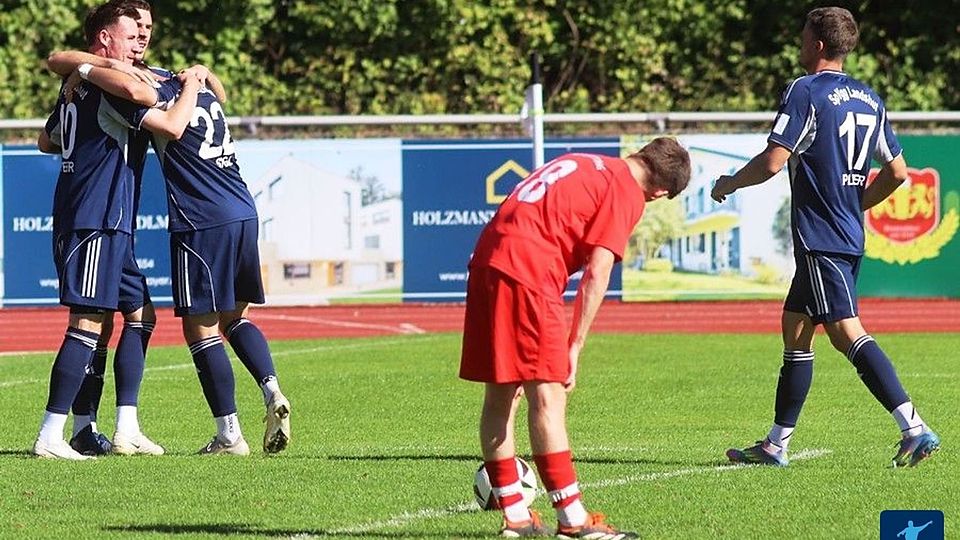 "Des einen Freud, des anderen Leid": Während Landshut den 1:0-Führungstreffer bejubelt, bleibt Kötztings Jonathan Auburger nur die Zuschauerrolle