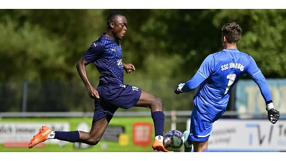 Verliert mit der SG Eschenburg in der Fußball-Gruppenliga: Stürmer Mahamoud Moitatchiou (l.) in Aktion. (Archivfoto) © Henrik Schneider