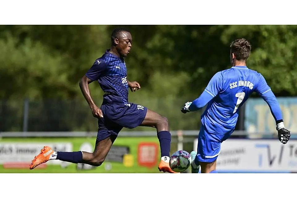 Verliert mit der SG Eschenburg in der Fußball-Gruppenliga: Stürmer Mahamoud Moitatchiou (l.) in Aktion. (Archivfoto) © Henrik Schneider