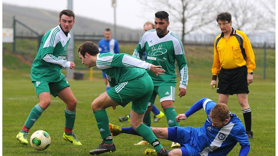 Hingelegt: Waldböckelheims Felix Dickes im A-Klasse-Duell mit den Guldentalern.	Foto: Heidi Sturm