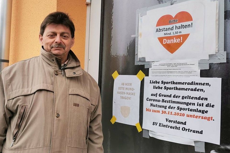 Karsten Exner ist Vereinskoordinator der Stadt Ortrand. Das Schild an der Tür zum Vereinsgelände des SV Eintracht Ortrand muss wohl abermals mit einem neuen Eröffnungsdatum versehen werden.