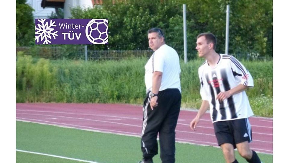 Ottmar Mathes (weißes Hemd), Trainer von SW Mauchenheim, glaubt an die Aufstiegschance. Jetzt müssen nur noch seine Jungs an die Chance glauben. F: Schäfer