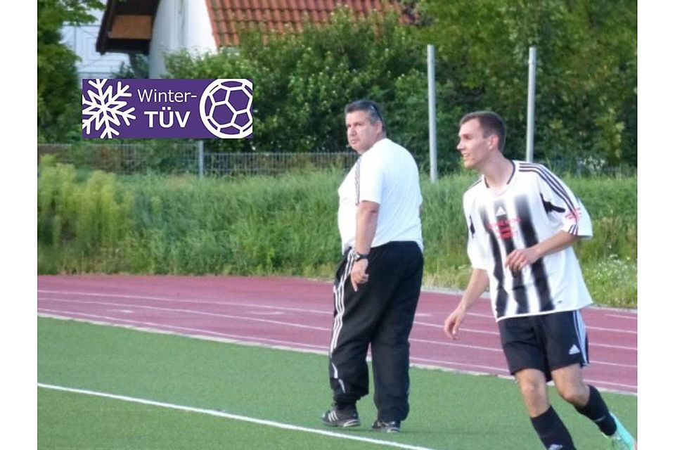 Ottmar Mathes (weißes Hemd), Trainer von SW Mauchenheim, glaubt an die Aufstiegschance. Jetzt müssen nur noch seine Jungs an die Chance glauben. F: Schäfer