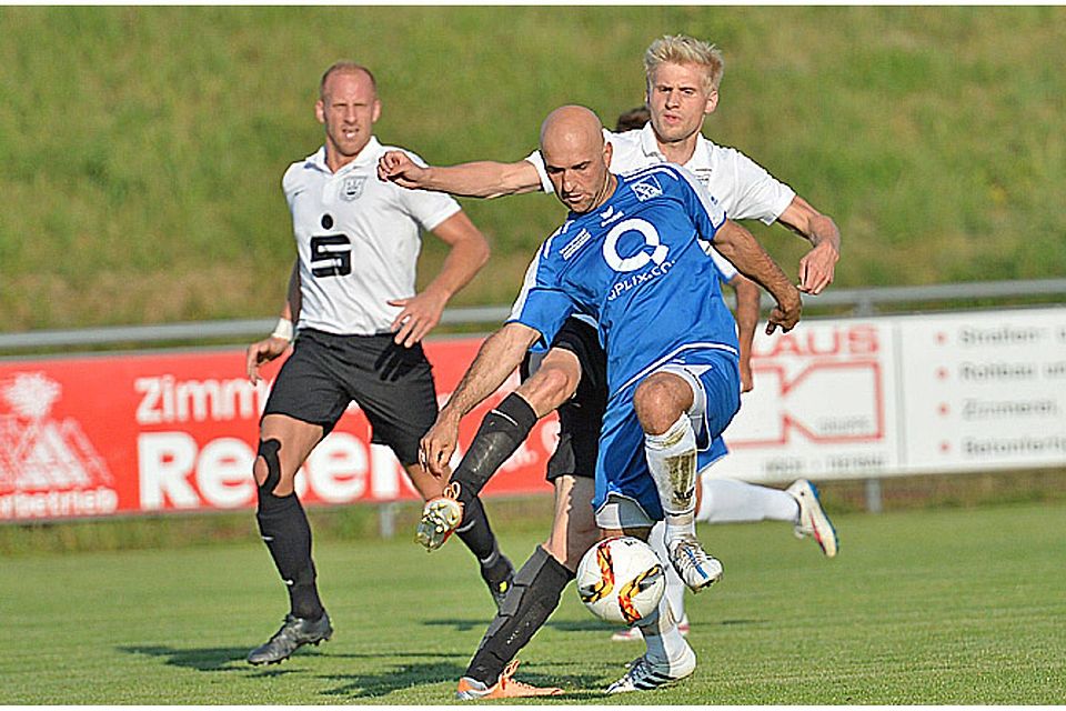 Bujar Bytyqi (blaues Trikot) und der Kissinger SC haben es im Toto-Pokal mit dem Bayernligisten FC Pipinsried zu tun.  Foto: Rudi Fischer