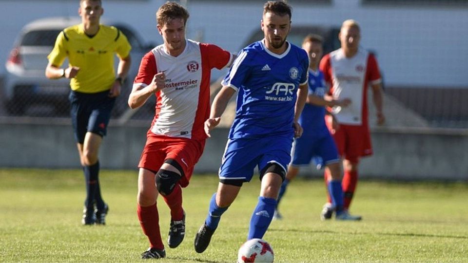 Burim Sadriu (blaues Trkot) wechselt vom FC Dingolfing zu Eintracht Landshut F: Hofer