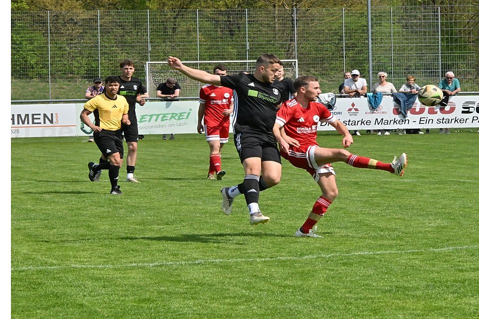 Dominik Danowski (schwarzes Trikot) erzielte das goldene Tor für den VfL Kaufering