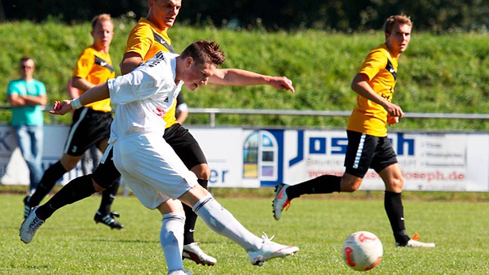 Der Bötzinger Dreifach-Torschütze Dennis Kaltenbach (vorne) war von der Wyhler Abwehr nicht in den Griff zu bekommen.   | Foto: Daniel Fleig