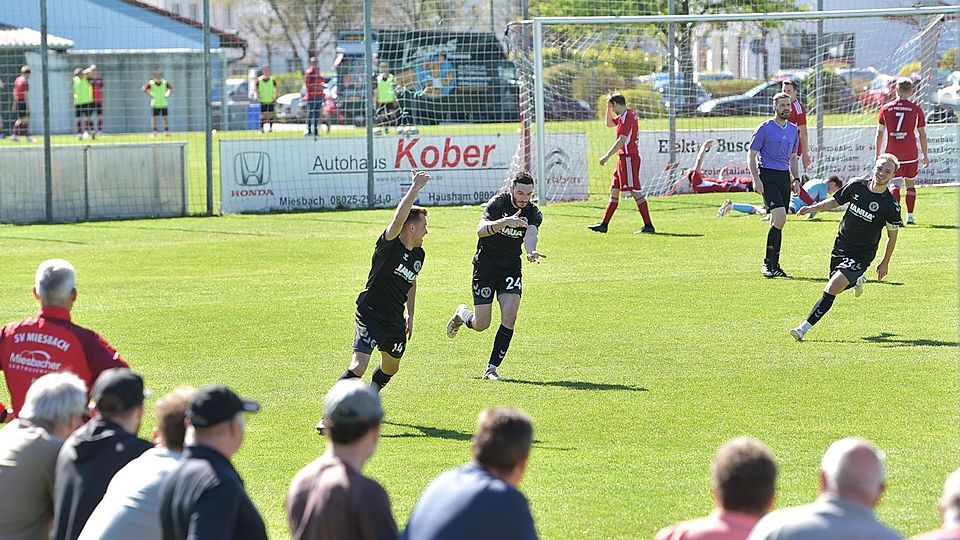 Riesenjubel: Benedikt Hönninger, Doppelplacker Alois Eberl und Alexander Heilmeier (v.l.) freuen sich den Treffer zum 2:1.