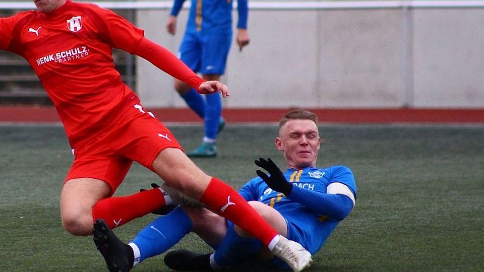 Scheut keinen Zweikampf. VfB Kapitän Tobias Hölzer (blaues Trikot).