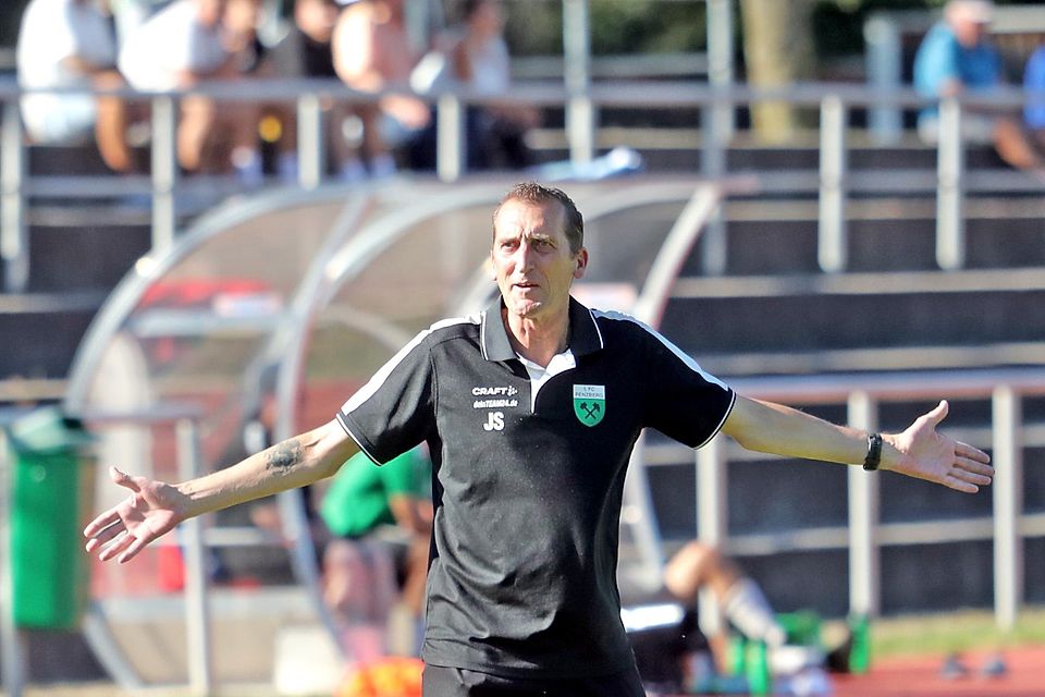 Sah gegen Haidhausen einen stark verbesserten Auftritt seiner Mannschaft: Penzberg-Coach Sepp Siegert.