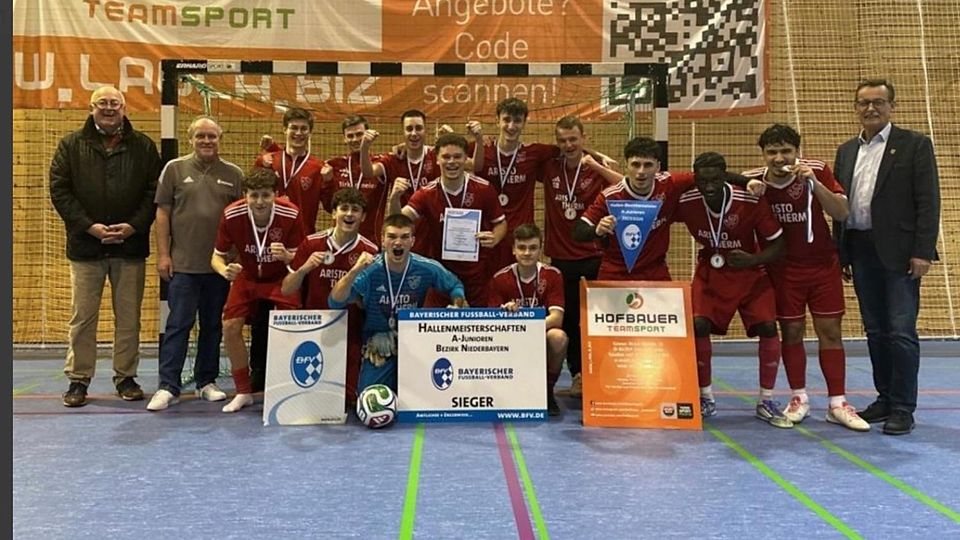Die U19 des FC Ergolding setzte sich in Kirchdorf am Inn die Hallen-Bezirkskrone auf 
