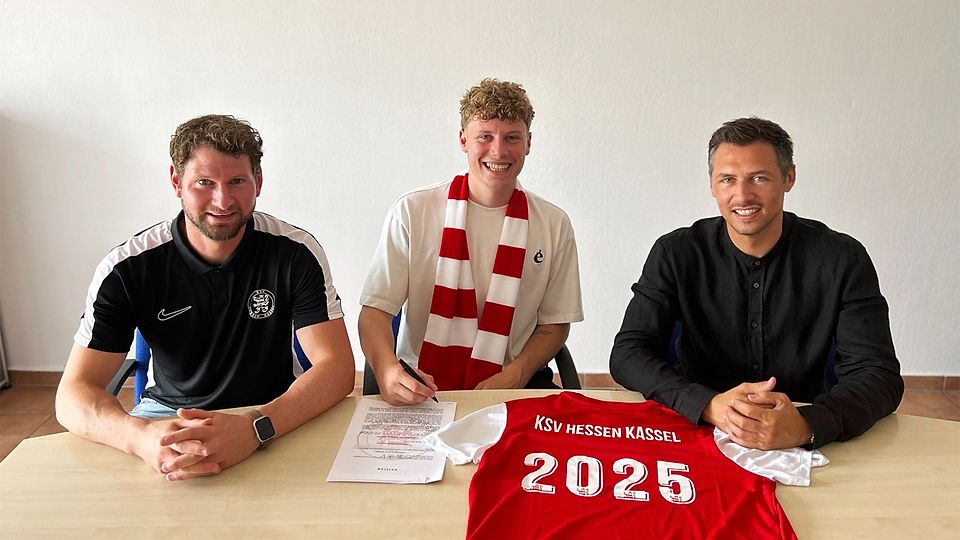  Kenny Weyh bei seiner Vertragsunterzeichnung mit den KSV-Verantwortlichen Ingmar Merle (Sportlicher Leiterli.) und Sören Gonther (Geschäftsführer, re.) 