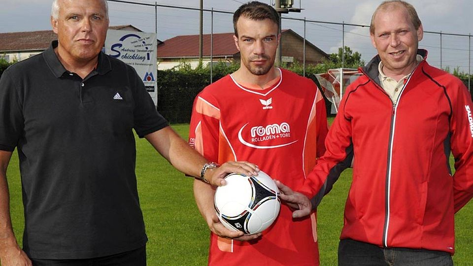 Ajet Abazi (Mitte) übernimmt ab sofort als Spielertrainer beim Landesligisten SC Bubesheim von Karl-Heinz Stempfle (links). Teambetreuer Franz Mayer (rechts) hieß den neuen Coach willkommen. 	F.: E. M
