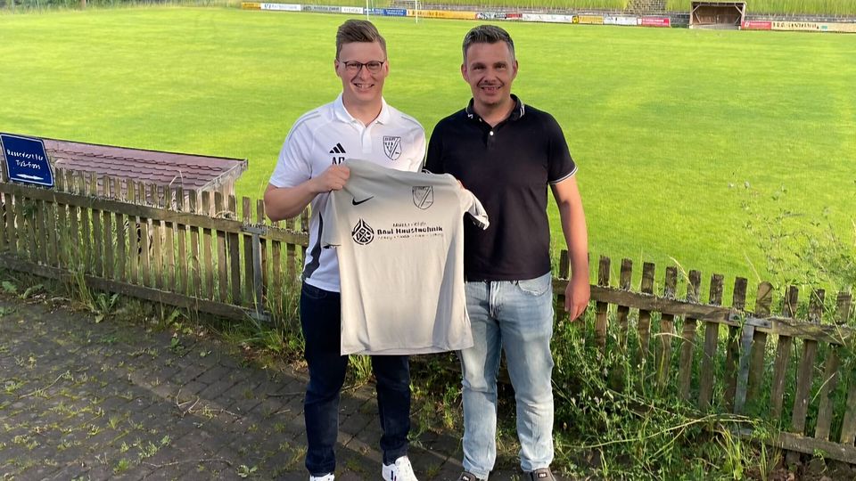 Alexander Baumer, Beisitzer des TuS Kastl (links), mit dem neuen Trainer der SG-Zweiten Andreas Zanner.