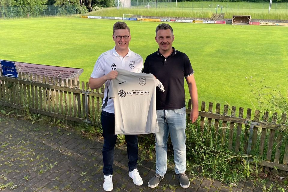 Alexander Baumer, Beisitzer des TuS Kastl (links), mit dem neuen Trainer der SG-Zweiten Andreas Zanner. Alexander Baumer, Beisitzer des TuS Kastl (links), mit dem neuen Trainer der SG-Zweiten Andreas Zanner.