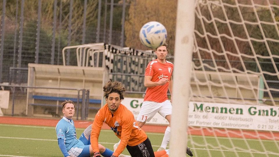 Hier schaut Abdel-Ahad (rotes Trikot) schaut einem Ball hinterher, der im Netz einschlägt.