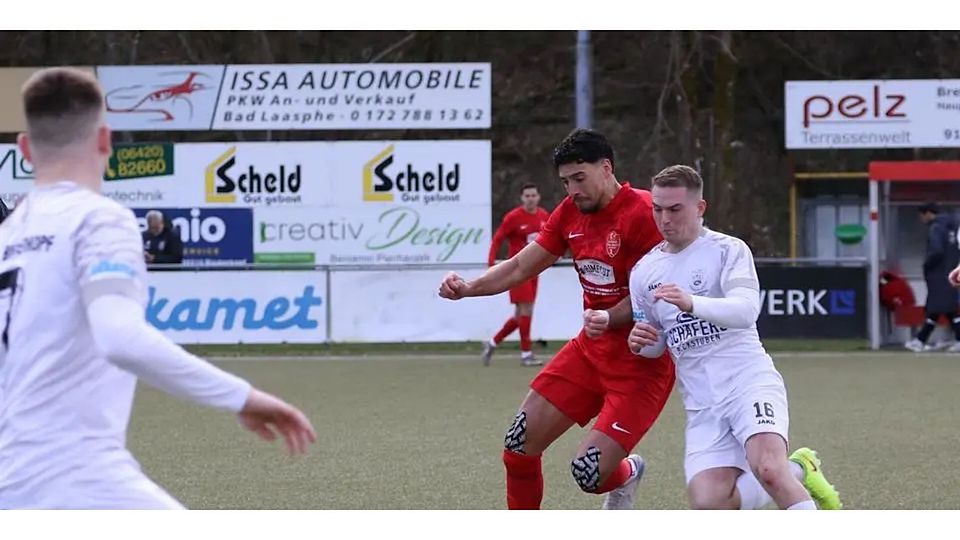 Eng geht es zu: In der Fußball-Gruppenliga Gießen/Marburg gewinnen Jan Niklas Runzheimer (r.) und der VfL Biedenkopf gegen Mehmet Pektas und Türk Ataspor Wetzlar. © Jens Schmidt