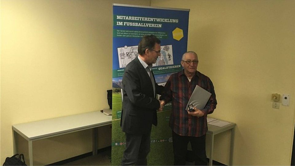 Günter Hesse (rechts) erhielt von BFV-Vize Michael Grell die Verdienstnadel.