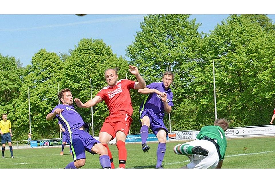 Hier sieht es zwar nach vollem Einsatz aus, aber weil es für Königsbrunn (in Rot) und Schwabegg um nichts mehr ging, übernahmen sich beide Teams bei sommerlichen Temperaturen nicht.  Foto: Reinhold Radloff
