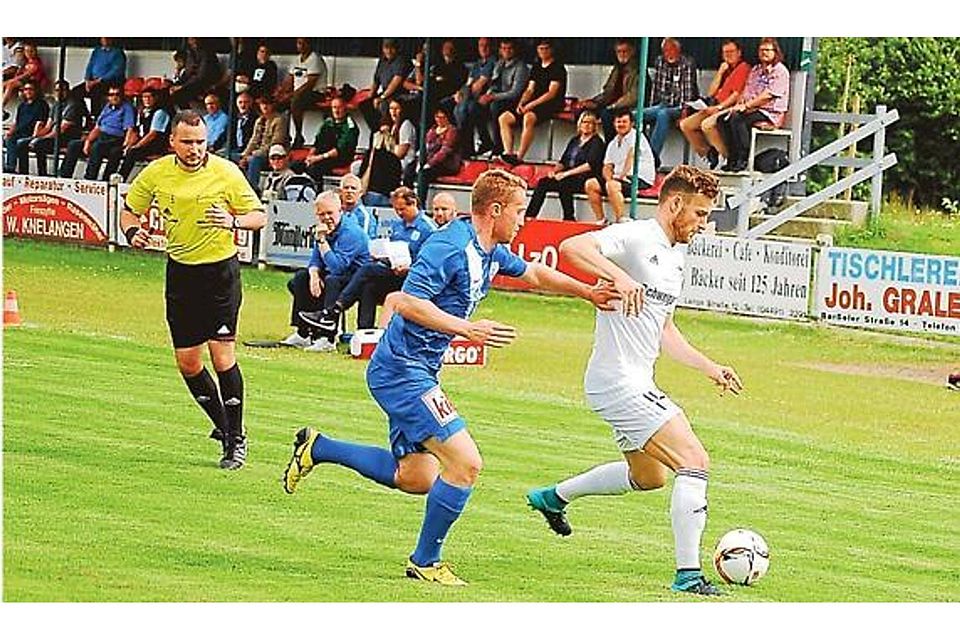 Hansa Friesoythe (in weiß) hat sich am Sonnabend im eigenen Blitzturnier beim 0:2 gegen Regionalligist SV Meppen  wacker geschlagen. Danach gab’s gegen den Oberligisten VfL Oldenburg einen knappe 0:1-Niederlage. bodo tarow