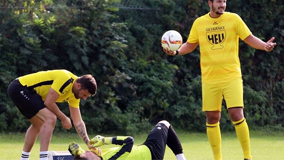 Ungeahndete Fouls, irreguläre Gegentore, überzogene Platzverweise – aber auch Spieler, die sich wegen des Oktoberfestes abmeldeten: Für Mindelheims Trainer Marco Henneberg kam im Spiel gegen den TSV Legau alles zusammen. Und am Ende steht die höchste Punktspielniederlage seit 1998.	F.: Andreas Lenuweit