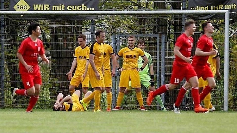 Des einen Leid, des anderen Freud'. Die Akteure der SG Oberliederbach (gelb) waren nach dem Last-Minute-Treffer der Kelsterbacher (rot) am Boden zerstört. F: Lorenz