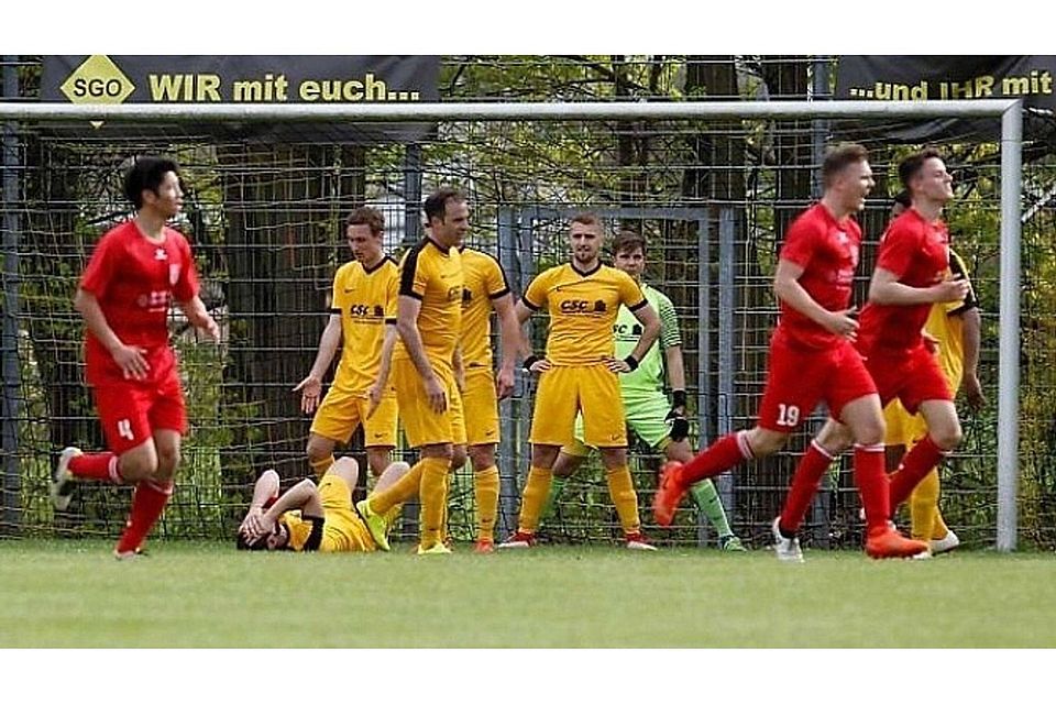 Des einen Leid, des anderen Freud'. Die Akteure der SG Oberliederbach (gelb) waren nach dem Last-Minute-Treffer der Kelsterbacher (rot) am Boden zerstört. F: Lorenz