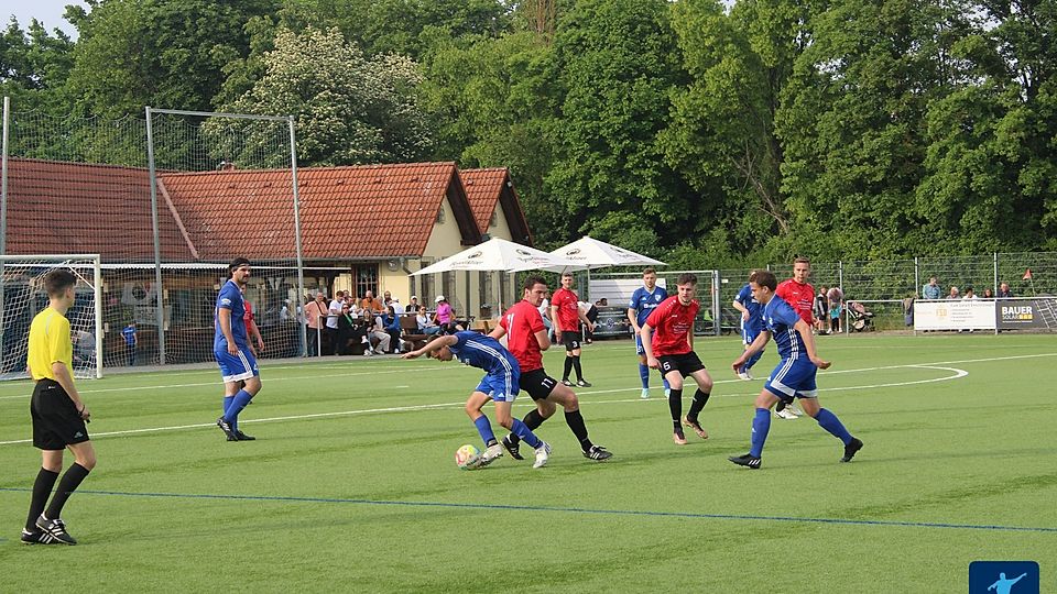 Der TuS Dexheim (blau) verliert das letzte Heimspiel der Saison mit 1:2 gegen die SG Sponsheim/Dromersheim (rot).