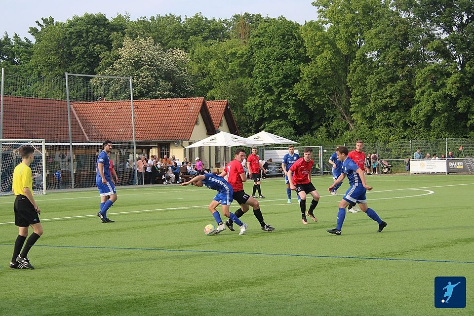 Der TuS Dexheim (blau) verliert das letzte Heimspiel der Saison mit 1:2 gegen die SG Sponsheim/Dromersheim (rot). Der TuS Dexheim (blau) verliert das letzte Heimspiel der Saison mit 1:2 gegen die SG Sponsheim/Dromersheim (rot).