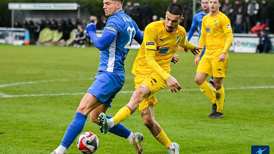Pedro Teixeira Agrela (vorne rechts im Duell mit den ehemaligen Kreuznacher Gianni Auletta) tritt in der nächsten Saison wieder für die SVA an den Ball. 