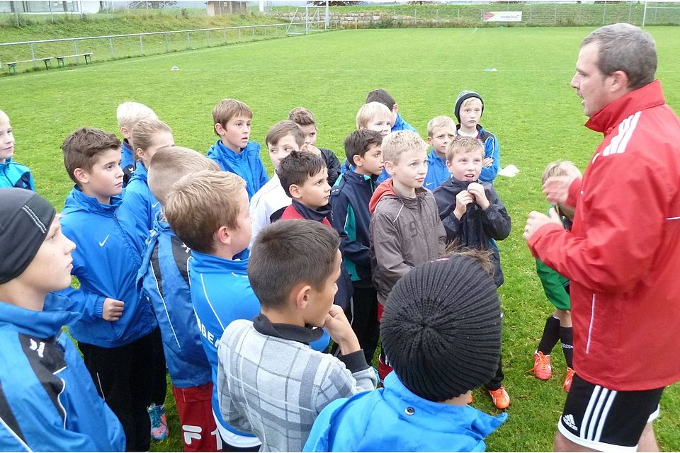 Der DFB-Trainer erklärt den Junioren, wie das Training ablaufen soll. SZ-Foto: ROTHER: