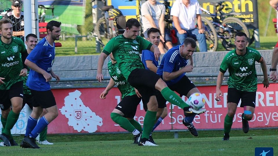 Alles andere, als ein Sieg beim FC Edelsfeld (in Blau-Schwarz) darf für den 1. FC Rieden (in Grün-Schwarz) nicht zählen.