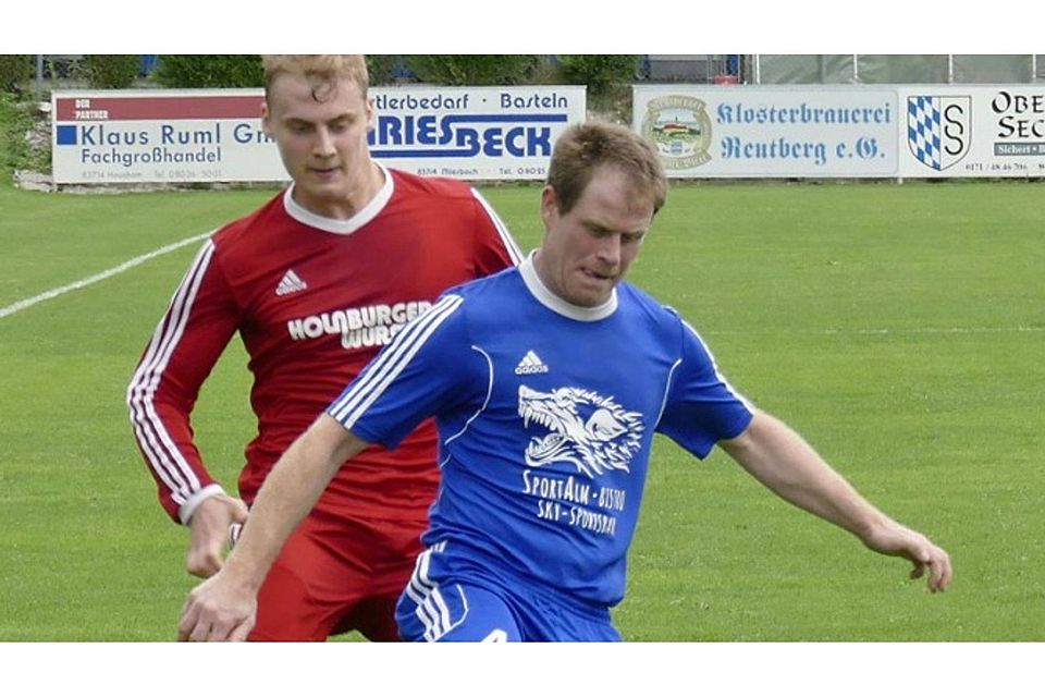 Anfangs gut mitgehalten haben Marko Seidel (in Blau) und der SV Bayrischzell. Dann setzte sich der SV Miesbach, hier Marinus Veit, doch deutlich durch. foto: al