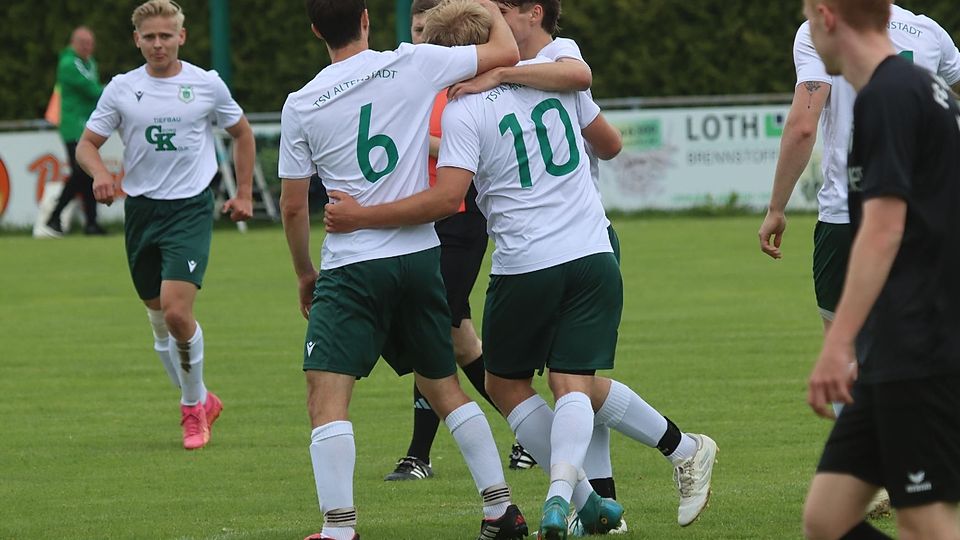 Nach dem 6:1-Heimsieg gegen Eichenau bejubelten die Altenstadter Kicker den Klassenerhalt in der Kreisliga.